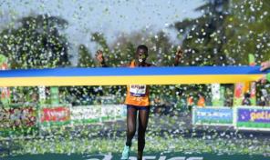 Keniana Jeptum gana maratón de París con tiempo récord; etíope Gelmisa domina en masculino FRANCIA.- La keniana Judith Jeptum batió el récord del maratón de París, mientras que el etíope Deso Gelmisa se llevó la victoria en la carrera masculina el domingo. Jeptum completó el recorrido de 42,2 kilómetros (26,2 millas) con un tiempo de 2 horas, 19 minutos y 48 segundos en condiciones frías (2 grados centígrados (36 fahrenheit) al comienzo de la carrera. La ganadora del maratón de Abu Dabi en 2021 se despegó en el kilómetro 28 para conseguir su mejor marca personal y eclipsar el tiempo récord en París, de 2:20:55, fijado por la keniana Purity Rionoripo en 2017. La etíope Fantu Jimma quedó segunda, a más de tres minutos de Jeptum. Su compatriota Besu Sado, una ex corredora de los 1.500 metros, completó el podio. En la competición masculina, Gelmisa superó a su compatriota Seifu Tura, ganador del maratón de Chicago en 2021, con un tiempo de 2:05:07. El francés Morhad Amdouni, campeón europeo de los 10.000 metros en 2018, quedó tercero al registrar 2:05:22. A su vez, el corredor más rápido de los corredores inscritos, el etíope Asefa Mengstu, llegó retrasado a más de tres minutos de Gelmisa. Y el suizo Julien Wanders, dueño del récord europeo en la medio maratón, quedó 18vo en