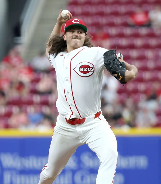 Dos Lanzadores de Cincinnati otorgan 7 BB seguidas en un inning; igualan récord de 43 años