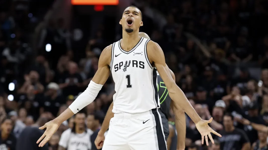 Wembanyama logra doble-doble en triunfo Spurs ante Wolves; ventaja 2-1 en playoffs