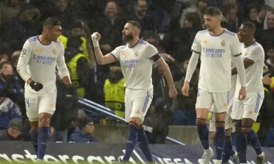 Delantero Benzema guía a Real Madrid al triunfo ante Chelsea en juego de cuartos de finales