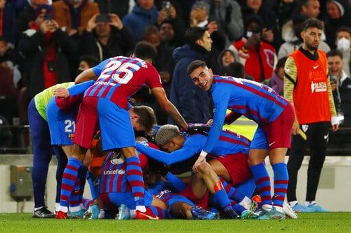 Pedri guía triunfo de Barcelona ante Sevilla; Granada rescata empate con Vallecano