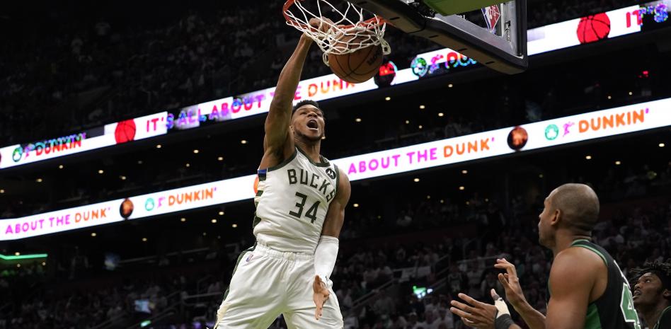 Bucks pican delante ante Celtics en primer juego de segunda ronda de playoffs
