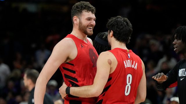 Avdija logra doble-doble con 41 puntos para guiar a Portland sobre Suns y boleto hacia playoffs