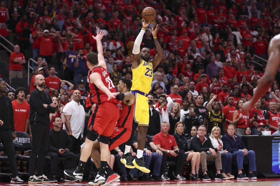 LeBron con ofensiva decisiva en triunfo de Los Lakers ante Rockets; Angeles lideran serie 3-0