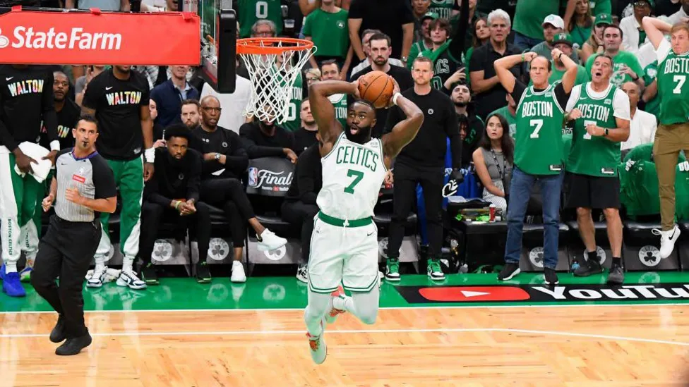Dúo dinámico: Brown-Tatum motoriza paliza Celtics ante 76ers en 1er. juego serie playoffs