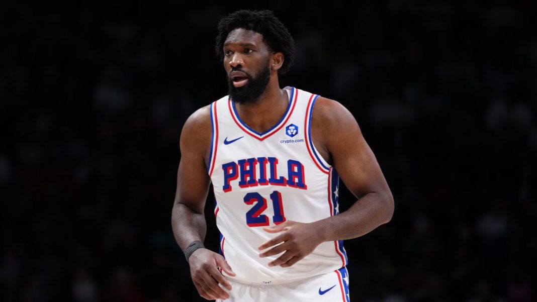 Joel Embiid es sometido a cirugía de apendicectomía; regresaría para ronda de playoffs