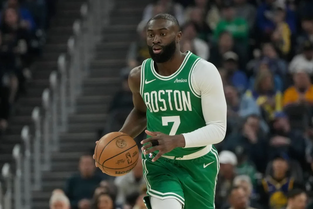 Brown: Arbitros "con agenda y pistasos amistosos" ayudaron "simulada falta" de Embiid para eliminar Celtics