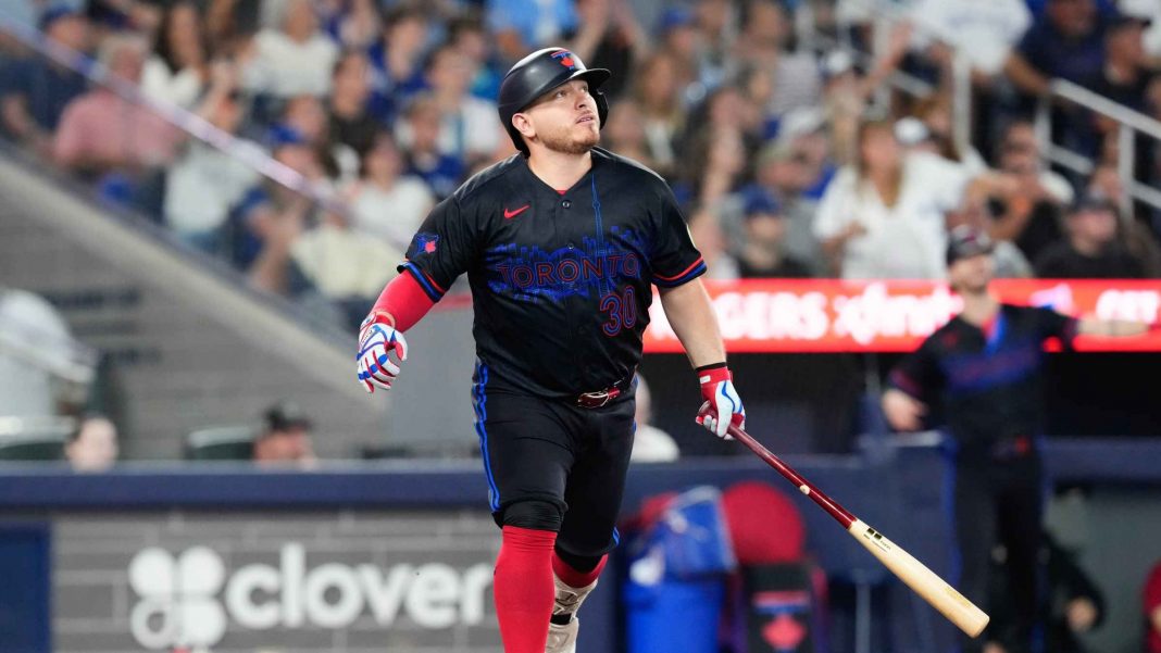Bieber y Kirk lideran triunfo Azulejos ante Yankees; batallan clasificación a playoffs