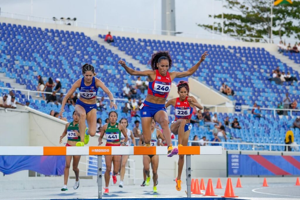 Cubana Ochoa domina oro en 3,000 mts con obstáculos y establece récord JCC-2026