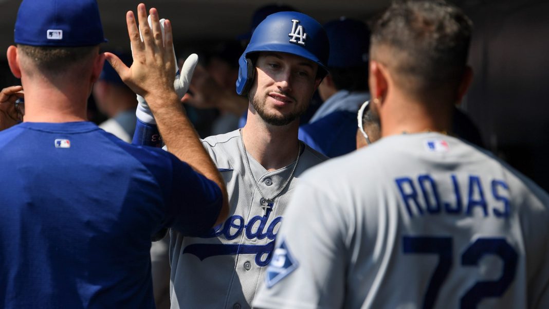 Bates de Tucker y Muncy guían a Dodgers a quinto título divisional consecutivo