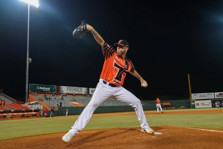 Valdez y Grills en complicidad guían a Toros a hundir más  Aguilas en sótano