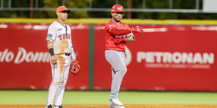 Leones trituran a Toros del Este con paliza softbolística de 15-11 en La Romana