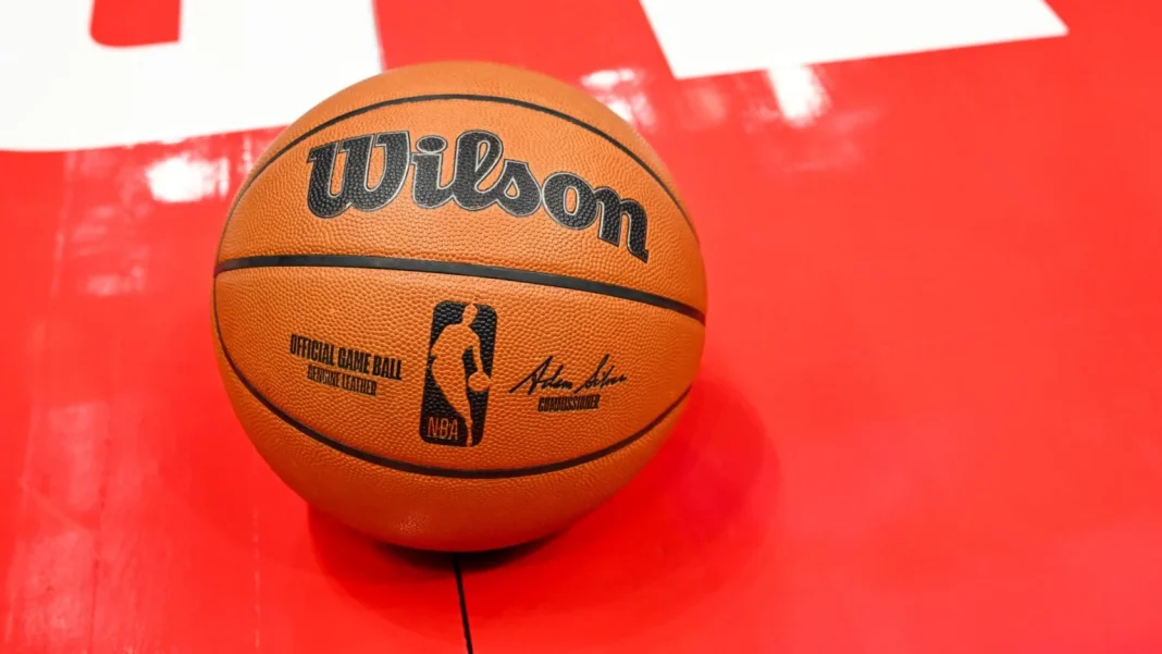 NBA usará balones inteligentes y dispositivos en muñeca de árbitros en juegos de pretemporada